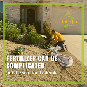 A lawn care professional applying fertalizer to your beautiful front lawn in Fort Worth, TX.