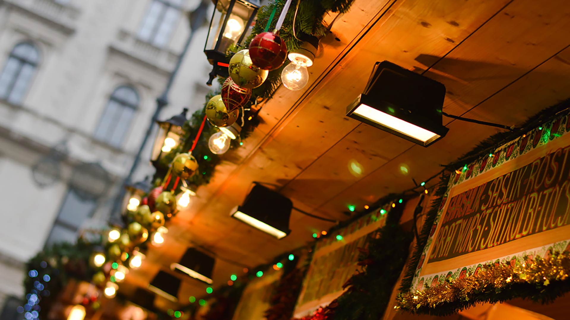 How Commercial Christmas Lighting Can Beautify Your Store and Attract Customers
